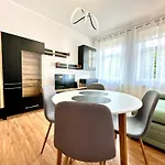 Apartament Niepodleglosci 683 & Parking